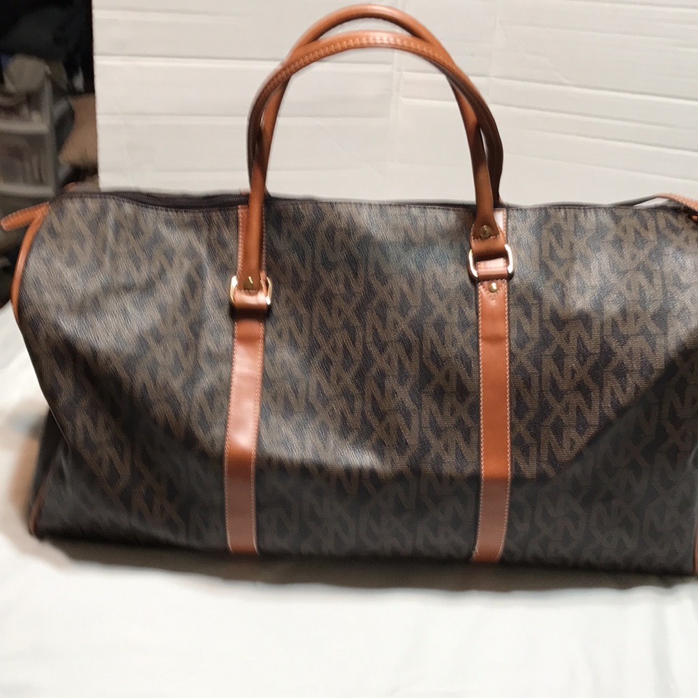 NX signature logo weekender, fully lined with inside zipper pocket. - Picture 4 of 9